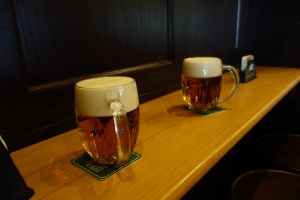 【チェコ】ヴァーツラフ・ハヴェル・プラハ国際空港内の、ピルスナーウルケル公認レストランでビールを...