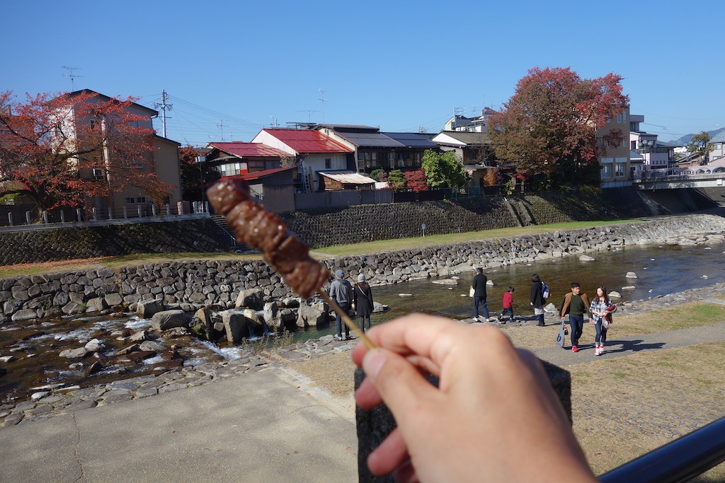 川を眺めながら食す