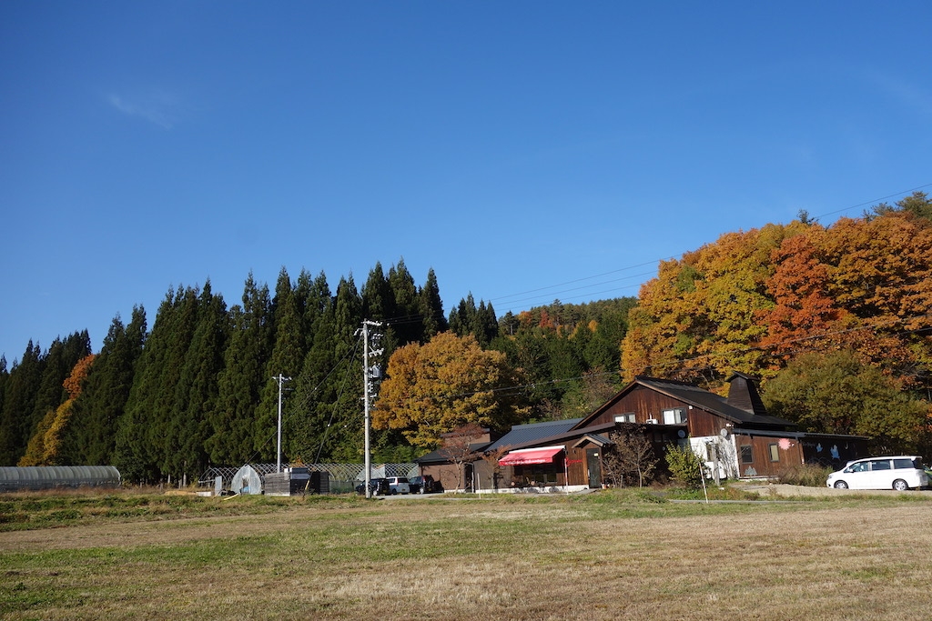 国道158号線にある看板の通りに車を進めると見えてきます。